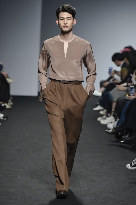 Asian Snacks, Fall Fashion 2016, Seoul Fashion Week, Seoul Fashion, Fashion Male, Androgynous Fashion, Fashion Menswear, Korean Fashion Trends, Mens Lifestyle