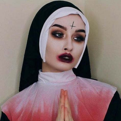 Nun Halloween Costume, Nun Halloween, Nun Costume, Creepy Makeup, Amazing Halloween Makeup, Halloween Costumes Makeup, Halloween Inspo, Halloween Makeup Looks, Trendy Halloween