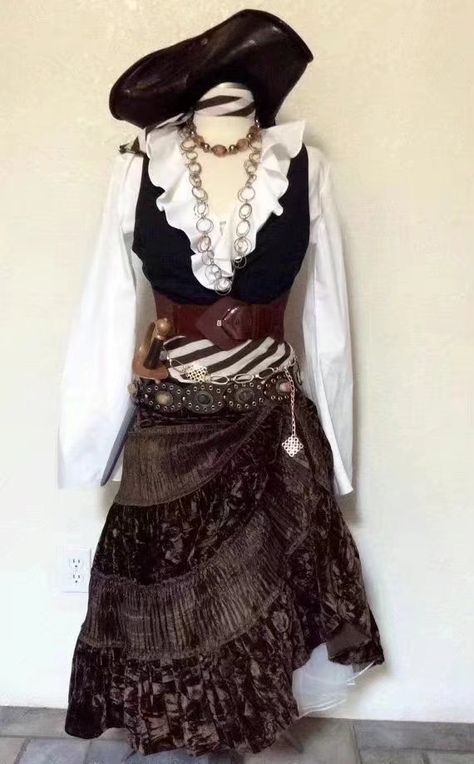 Pirate Look Women, Pirate Outfit Female Diy, Pirate Outfit Female, Pirate Costume For Women, Pirate Halloween Costume, Pirate Aesthetic, Pirate Dress, Outfit Female, Pirate Cosplay