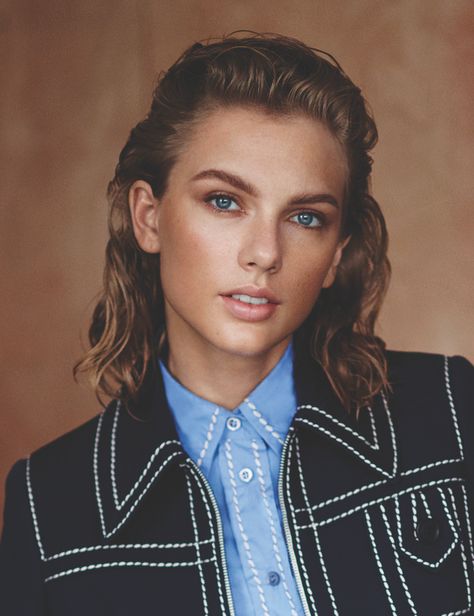 And she looks just as different in the photo shoot inside. Take this androgynous look, for instance. Boyfriend Taylor, Taylor Pics, Taylor Swift Photoshoot, Wonderland Magazine, Bi Panic, All About Taylor Swift, Jesy Nelson, Long Live Taylor Swift, Live Taylor