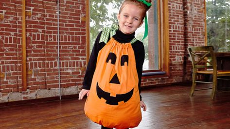 Pumpkin Pillowcase Costume | Baby Lock Kids Pumpkin Costume, Halloween Pumpkin Costume, Costumes Faciles, Meme Costume, Pumpkin Halloween Costume, Costume Sewing, Baby Kostüm, Pumpkin Dress, Halloween Sewing