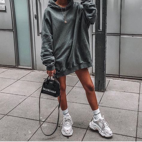 White Shoes Outfit, Yeezy Fashion, Yeezy Outfit, Big Hoodies, Shoes Balenciaga, Robes Glamour, Girl Crush Fashion, Balenciaga Shoes, Looks Street Style