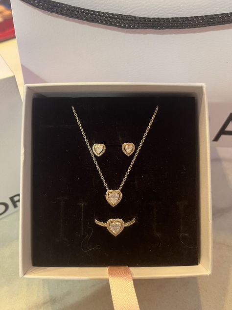 Pandora Gold Elevated Heart for Sale in Miami, FL - OfferUp Gold Pandora Necklace, Pandora Gold Necklace, Pandora Necklace Gold, Gold Pandora, Aesthetic Hairstyles, Chocolate Covered Fruit, Pandora Gold, Pretty Accessories, Pandora Heart