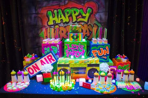 Jasi's Graffiti Glow Party | CatchMyParty.com Graffiti Party Theme, Retro Party Ideas, Graffiti Birthday, Neon Birthday Cakes, 90s Theme Party Decorations, Hip Hop Birthday Party, Graffiti Party, Hip Hop Birthday, Throwback Party