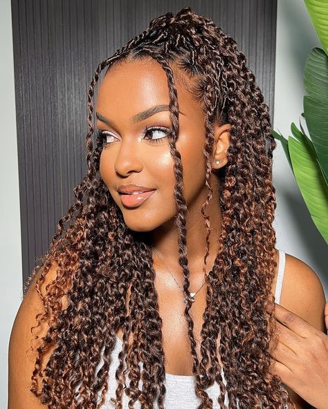 Get ready to slay this summer with our collection of the most stunning beach hair styles for black girls! From classic braids to modern cornrows, you'll find inspiration for every sun-soaked day. Dive into these stylish looks and make a splash at the beach this season. #MelaninBeachBabes #BlackGirlsBeachVibes #NaturalBeachHair #BeachyBlackBeauty #AfroBeachHairGoals Passion Twists Dark Skin, Twist Braids Hairstyles Brown, Cute Summer Braids Black Hair, Beach Protective Styles Natural Hair, Summer 2024 Braids, Mali Twist Braids, Braids For Summer Black Women, Cute Summer Braids, Boho Twists Black Women