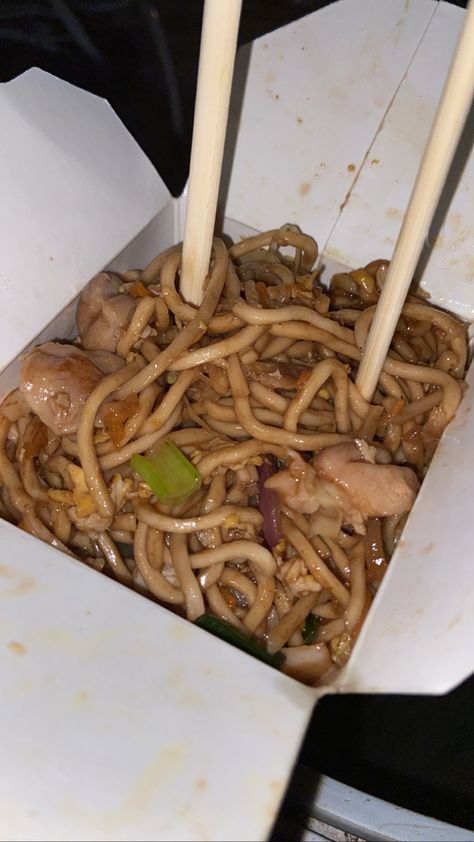 Chow Mein Aesthetic, Noodles Aesthetic, Famous Aesthetic, Trashy Aesthetic, Asian Restaurant, Air Fryer Dinner Recipes, Asian Restaurants, Food Therapy, Chow Mein