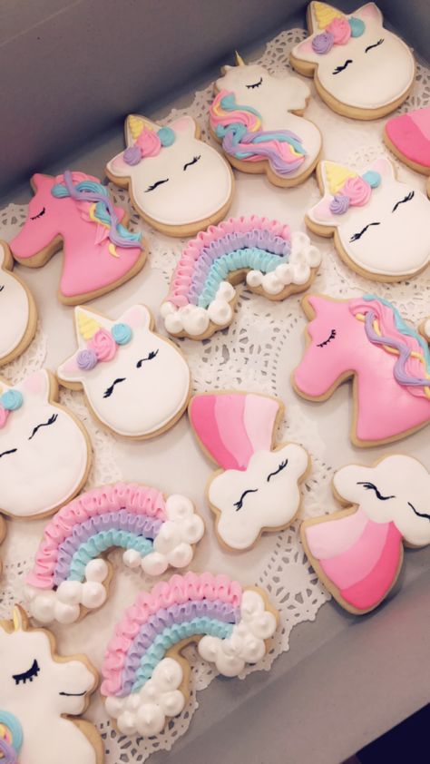 Unicorn Candy Table Ideas, Threenage Dream, 4de Verjaardag, Rainbow Unicorn Birthday Party, Unicorn Desserts, Unicorn Birthday Party Decorations, Unicorns And Rainbows, Rainbow Unicorn Party, Unicorn Themed Birthday Party