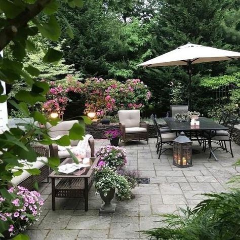 Backyard Patio Seating Ideas, English Garden Patio, Patio Dinner Party, Stone Patio Ideas, Small Patio Garden, Backyard Inspiration, Patio Interior, Patio Landscaping, Courtyard Garden