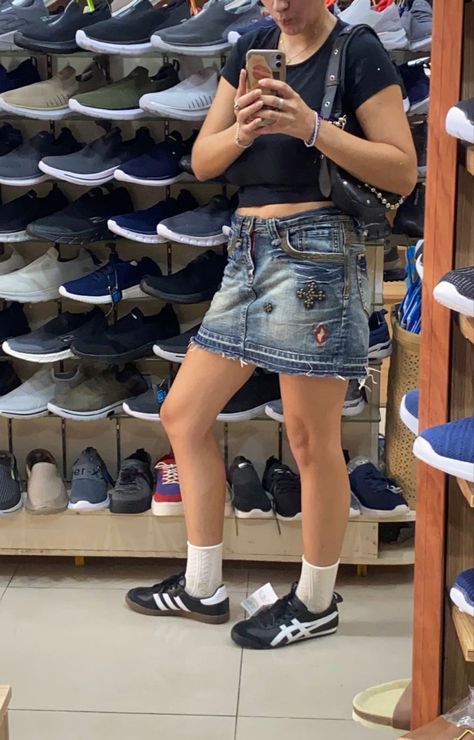 #aesthetic #samba #adidas #onitsukatiger Onitsuka Tiger Aesthetic Outfit, Addis’s Samba Outfit, Sambas Adidas Women Outfit White, Black Adidas Samba Outfit Aesthetic, Shoes Like Sambas, White Sambas Outfits, Samba Adidas Women, Adidas Samba Outfit Women Street Styles, Ootd Onitsuka Tiger Women