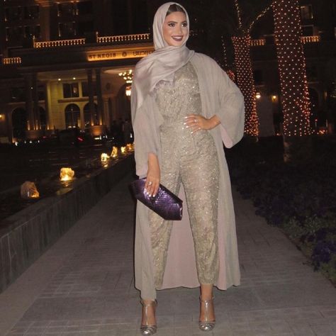 For Hijabis...Here's How to Wear and Style Your Evening Jumpsuits Jumpsuit Hijab, Hijab Dress Party, Hijab Look, Modest Fashion Hijab, Soiree Dress, Evening Jumpsuit, Hijabi Style, Muslim Fashion Dress, Jumpsuit Elegant