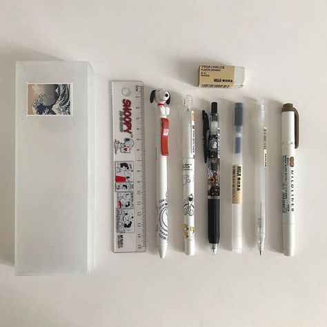 Muji Desk, Muji Pencil Case, What's In My Pencil Case, Productive Studying, Organizing Motivation, In My Pencil Case, My Pencil Case, Muji Stationery, Desk Organizing