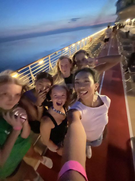 Things To Do On A Cruise, Cruise Friend Group, Cruise Teen Club, Cruise Pics Ideas, Cruise Bucket List, Cruise Inspo Pics, Cruise Aesthetic Pics, Cruise Picture Ideas, Cruise With Friends