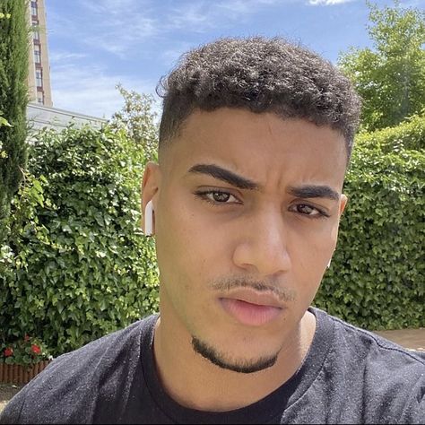 Fade Haircut With Beard, Hair Types Men, Types Of Fade Haircut, Taper Fade Curly Hair, Black Hair Cuts, Curly Hair Fade, Mens Hairstyles Fade, Men Haircut Curly Hair, Hair Unit