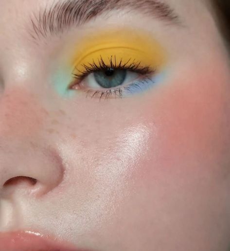 Colourful Smokey Eye, Colorful Minimal Eye Makeup, Yellow Eyeshadow Makeup, Simple Colourful Makeup, Fun Summer Makeup, Bright Spring Makeup Looks, Pop Of Colour Eye Makeup, Pride Makeup Simple, Blue And Yellow Makeup