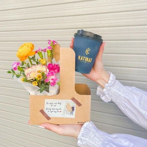 Coffee And Flowers To Go, Drink Carrier Flower Arrangement, Coffee And Flowers Gift, Coffee Bouquet, Hamper Diy, Bouquet Bag, Craft Market Display, Coffee Box, Flower Bouquet Diy