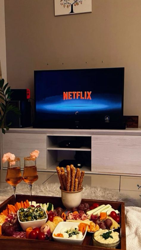 🤙🏽🤙🏽 Netflix Hotel Movie Night, Netflix And Chill, Movie Night