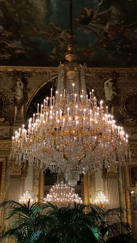 Ratu Elizabeth, Aesthetic Gold, Chandelier Lights, Castle Aesthetic, Royal Aesthetic, Baroque Architecture, Gold Aesthetic, Fire Art, Beautiful Chandelier