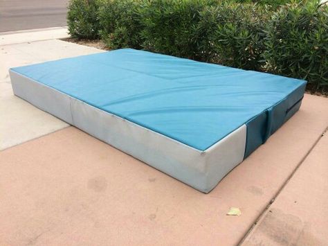 Crash pad Diy Gymnastics Equipment, Crash Mat, Gymnastics Beam, Gymnastics Room, Gymnastics Equipment, Rock Climbing Gear, Gymnastics Mats, Rock Climbing Wall, Crash Pad