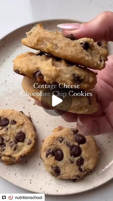 Leslie Jensen-Edwards on Instagram: "Our three favorite C’s: Cottage Cheese Cookies.🍪   IIN alum @eatingbirdfood has outdone herself with this high-protein bake. Full recipe + directions below:  Cottage Cheese Cookies.🍪   Ingredients: 1 cup large curd cottage cheese ¼ cup pure maple syrup  1 tsp vanilla 1 cup almond flour  2 Tablespoons melted coconut oil ½ cup vanilla protein powder ½ cup chocolate chips + more for topping  Directions: -Preheat oven to 350°F and line a baking sheet with parchment paper.   -In a blender, add the cottage cheese, maple syrup and vanilla. Blend on high until smooth.  -In a mixing bowl combine almond flour and protein powder. Add the coconut oil and cottage cheese mixture.   -Stir until combined. Fold in the chocolate chips.   -Scoop dough onto a prepared ba Cottage Cheese Cookies, Salt Block Cooking, Dolce Poche Calorie, Coconut Fish, Protein Baking, Almond Flour Cookies, Cottage Cheese Recipes, Protein Desserts, Cheese Cookies