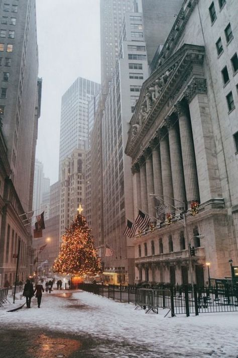 Christmas in NYC New York Wallpaper Christmas, New York City Christmas Wallpaper, Christmas Wallpaper City, Christmas City Aesthetic, Christmas New York Wallpaper, New York Christmas Wallpaper, Christmas Tree In New York, Christmas In New York City Aesthetic, New York Christmas Time