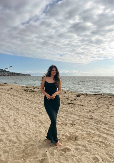 Long Dress On Beach, Maxi Dress Photoshoot Poses, Beach Poses Dress Outfit, Summer Dress Poses Instagram, Maxi Dress Picture Ideas, Beach Photoshoot Poses Dress, Beach Pictures In A Dress, Pose Ideas Long Dress, Long Dress Instagram Pictures