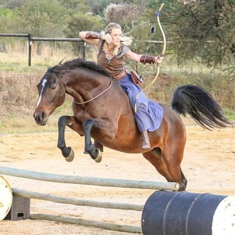 Photo from the Mounted archery association of South Africa? Wow just wow, I envy the talent. Archery Poses, Horse Archery, Mounted Archery, An Arrow, Horse Drawing, Horse Blankets, Horse Love, Art Poses, Horse Girl