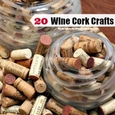 Crafts What To Make With Wine Corks, Champagne Cork Ideas, Wine Corks Ideas, Crafts With Corks, Wine Cork Animals, Wine Cork Table, Wine Cork Candle, Wine Cork Trivet, Corks Crafts