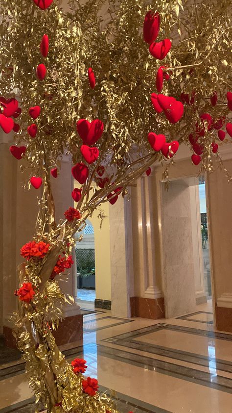 #love #tree #hotel #stvalentin Valentines Hotel Decor, Valentines Visual Merchandising, Valentine Restaurant Decor, Valentines Day Decorations Restaurant, Valentine Hotel, Valentines Luxury, Valentines Window Display, Vegas Theme Party, Sustainable Flowers