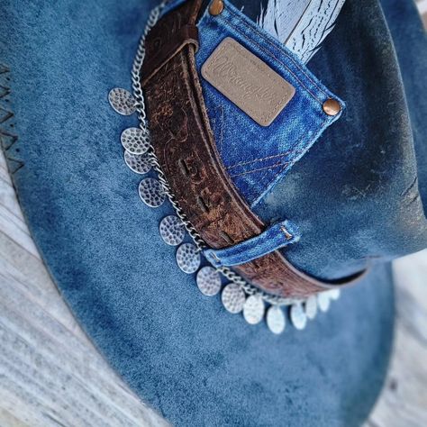 Blue cowboy hat, leather belt hat band with wrangler jean pocket and feather. Woodburned Cowboy Hat, Cowboy Hat Embellishments, Customized Western Hats, Denim Cowboy Hat, Hat Bands Diy Ideas Western, Diy Hatbands, Custom Hat Bands, Hat Bar Ideas, Diy Cowboy Hats