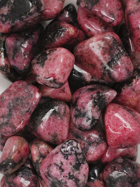 Pretty Rocks Stones, Crystal Rhodonite, Rhodonite Meaning, Healing Crystals For You, Crystal Vibes, Crystal Aesthetic, Pretty Rocks, Cool Rocks, Rocks Crystals