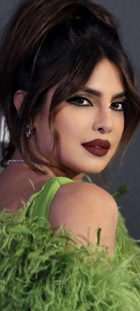 Priyanka Chopra Makeup Looks, Priyanka Chopra Makeup, Hazel Hair, Hazel Hair Color, Purple Lipstick, Kiara Advani, Pink Lipstick, Red Hair Color, Actress Pics