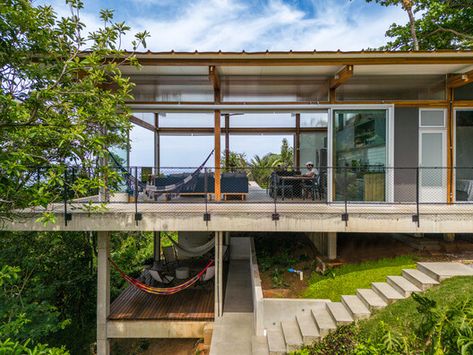 Gallery of Toque-Toque House / Nitsche Arquitetos - 5 Hill Architecture, Houses On Slopes, Slope House Design, Sloping Lot House Plan, Elevated House, Slope House, Rivers Edge, Hillside House, House On Stilts