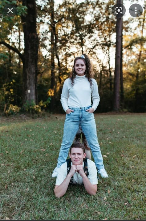 Hilarious Couple Photos, Cringe Maternity Shoot, Awkward Couples Pictures, Awkward Maternity Photos Funny, 80s Awkward Photos, Silly Friend Photoshoot, 80s Family Photoshoot Funny, Akward Couple Poses, Awkward Family Picture Poses