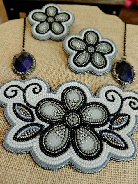 Metis Beadwork Patterns, Powwow Beadwork, Beaded Clothing, Diy Earrings Easy, Native American Beadwork Patterns, Seed Bead Jewelry Patterns, Native Beading Patterns, Beadwork Designs, Native Beadwork