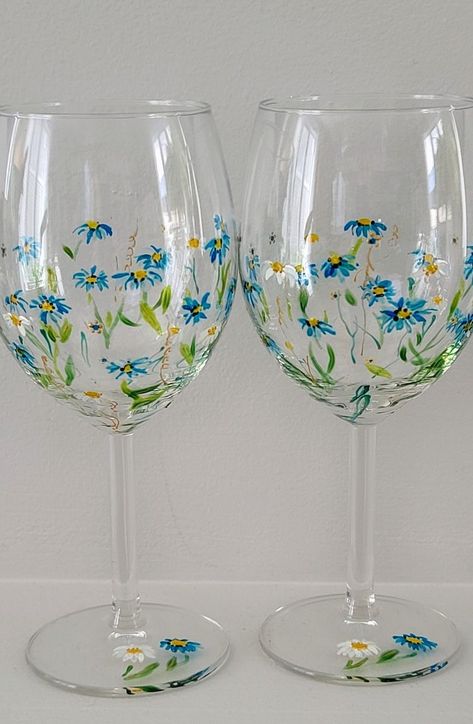 Painting On Glasses, Painted Drinking Glasses, Cute Wine Glass Painting Ideas, How To Paint Wine Glasses, Easy Wine Glass Painting, Painted Wine Glasses Ideas Simple, Painting Wine Glasses Diy, Glass Painting Flowers, Glass Painting Designs For Beginners