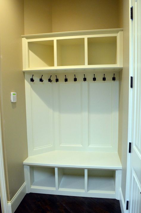 built-in-mud-room-bench-cubbies | Custom Homes by Tompkins Homes and Development Bathroom Niche Ideas Built Ins, Cubby Diy, Bathroom Niche Ideas, Organized Mudroom, Modern Mudroom, Built In Cubbies, Bench With Cubbies, Built In Wall Units, Bathroom Niche