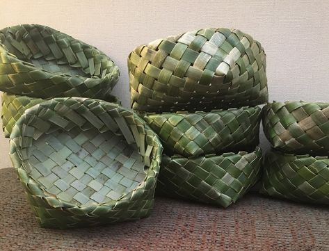 Lauhala Weaving, Kete Whakairo, Nature Packaging, Harakeke Weaving, Maori Weaving, Ambience Decor, Palm Leaf Baskets, Green Packaging, Flax Weaving