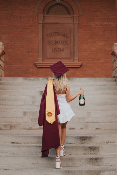 Nursing School Graduate Pictures, College Graduation Family Pictures, New Grad Nurse Photoshoot, Masters Pictures, Fun Graduation Pictures, Nursing School Graduation Pictures, College Grad Pictures, College Grad Photos, Grad Session