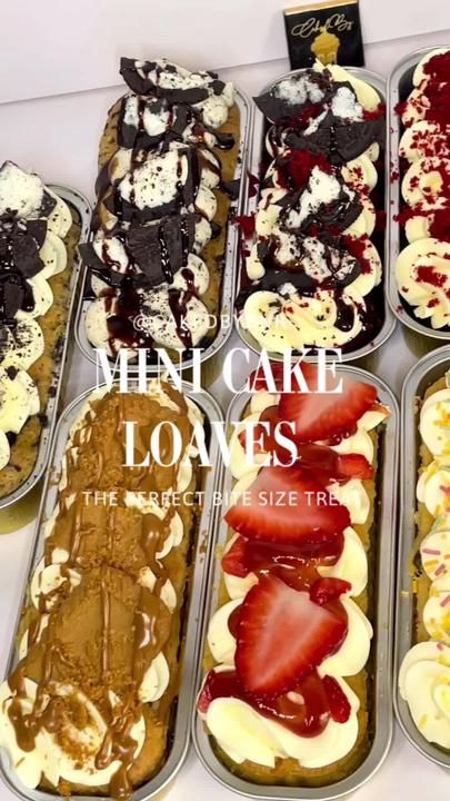 Dessert Sale Ideas, To Go Dessert Ideas, Snack Business Ideas, Cake Business Ideas, Selling Plates, Mini Cake Tins, Mini Loaf Cakes, Bake Sale Packaging, Chocolate Covered Strawberries Bouquet