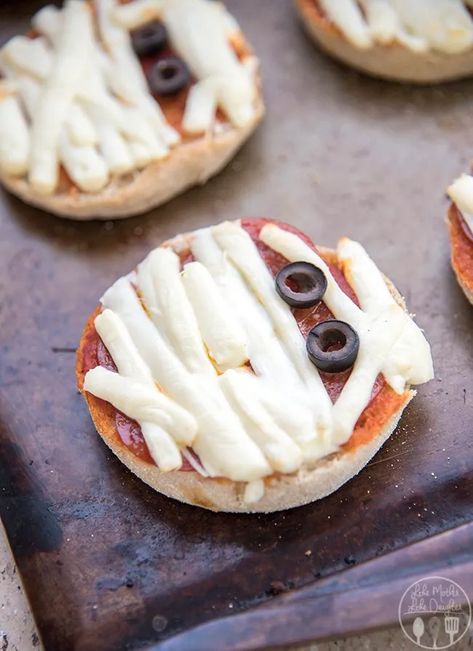 Muffin Base, Halloween Meal, Snack Halloween, Halloween Fingerfood, Mummy Pizza, Pizzas Recipe, Easy Halloween Party Food, Creepy Halloween Food, English Muffin Pizza