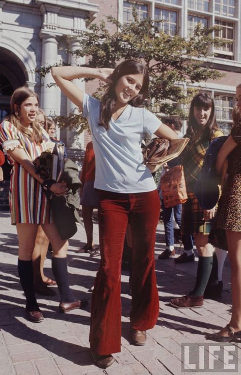 High school fashions (t-shirts and textured pants), LIFE magazine, 1969. Photo by Arthur Shatz. Harry Clarke, School Outfits Highschool, High School Fashion, Feelin Groovy, American Eagle Outfits, Fashion 70s, Estilo Hippie, Magazine Fashion, Look Retro