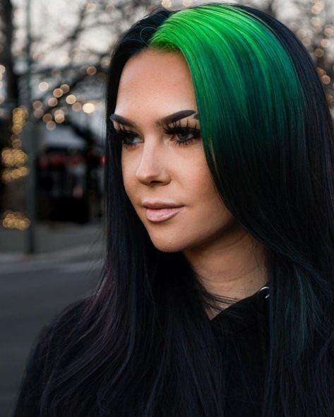 Neon Roots Black Hair, Black Roots Green Hair, Vivid Roots Hair, Rainbow Ghost Roots, Colorful Roots Dark Hair, Subtle Vivid Hair Color Ideas, Green Ghost Roots, Ghost Roots Short Hair, Black Hair With Colored Roots