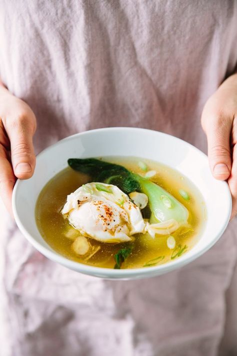 This Gingery Poached Egg Soup Recipe Takes Just 15 Minutes to Make! This FAST HEALTHY and EASY soup is simple. Great lunch or dinner for a family - or one. Low calories, low carb, gluten free and vegetarian! You'll need sesame oil, vegetable broth or chicken stock, ginger, garlic, soy sauce or tamari, bok choy or napa cabbage, eggs, and scallions. Perfect cold weather cooking or if you're looking for food to eat to make you feel better when you're sick with the flu or a sore throat! Egg Soup Recipe, Bouillon Thai, Whole30 Breakfast Recipes, Egg Soup, Whole30 Breakfast, Whole 30 Breakfast, Cooking Soup, Poached Egg, Savory Soups