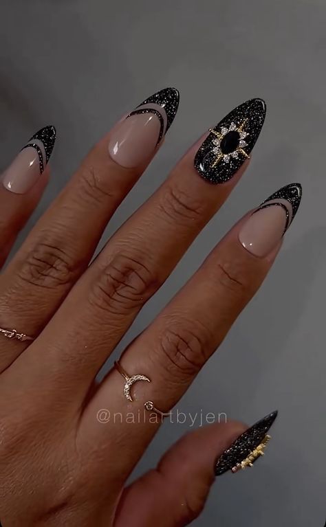 Black With Rhinestones Nails, Black Festive Nails, Nails Wallpaper Instagram Highlight, Nails Wallpaper Instagram, Acotar Nails, Sparkly Black Nails, Nails Wallpaper, Firework Nail Art, Oval Acrylic Nails