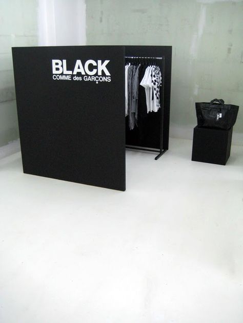 Black Comme des Garcons Store Window Displays, Retail Inspiration, Retail Concepts, Kiosk Design, Retail Store Design, Retail Interior, Design Innovation, Store Interior, Exhibition Space