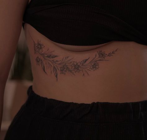 Vine Tattoos For Women On Side, Fine Line Floral Rib Tattoo, Women’s Underboob Tattoo, Rib Piece Tattoos For Women, Unique Ribcage Tattoos For Women, Botanical Rib Tattoo, Feminine Tattoos Thigh, Flower Tattoos Rib Cage, Rib Floral Tattoo