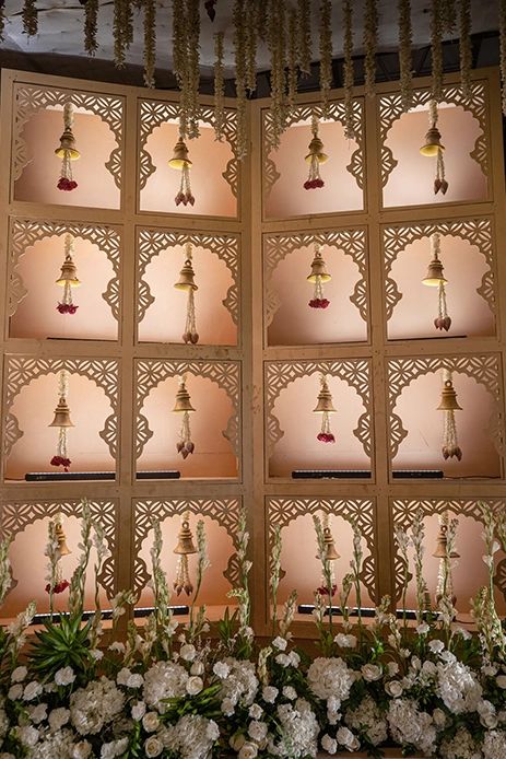 Wedding Traditional Decoration, Royal Themed Wedding Decor, Royal Backdrop Ideas, Mahal Decoration For Ganpati, Royal Ganpati Decoration, Indian Traditional Wedding Decor, Sheesh Mahal Decor, Indian Royal Wedding Decor, Sheesh Mahal Wedding Decor