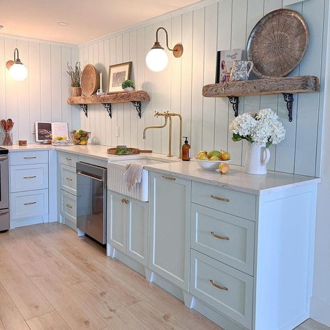 Kitchen tile backsplash