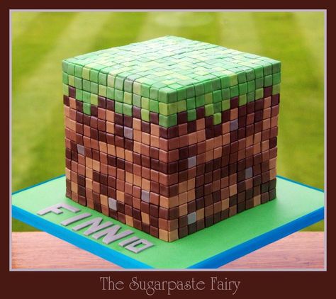 Minecraft - by SugarpasteFairy @ CakesDecor.com - cake decorating website Simple Minecraft Castle, Simple Minecraft Cake, Castle Blueprints, Minecraft Castle Blueprints, Minecraft Cakes, Buttercream Ganache, Cake Minecraft, Minecraft Bee, Minecraft Birthday Cake