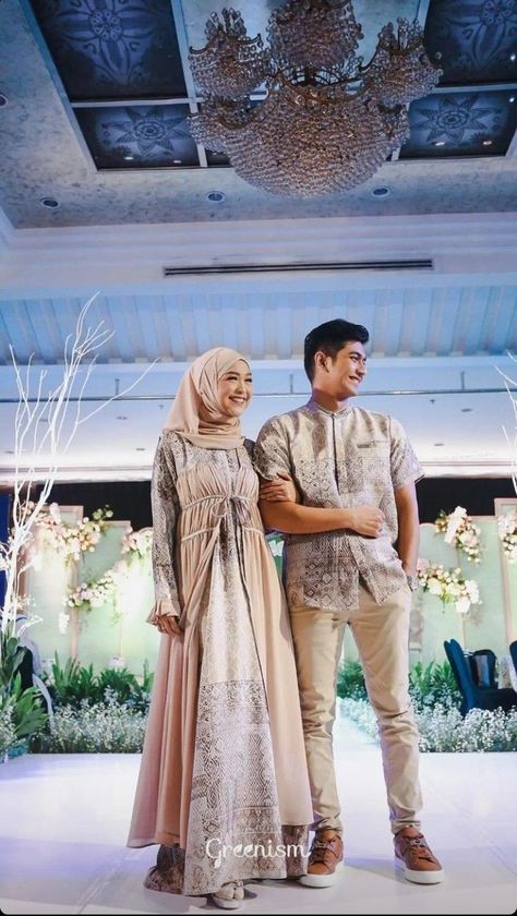 Outfit Lebaran Simple, Lebaran Outfit, Model Dress Batik, Muslim Outfit, Modern Kebaya, Couple Matching Outfits, Batik Couple, Model Gamis, Jam 12